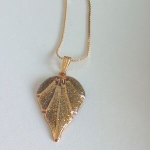 Elegant Gold Leaf Pendant Necklace